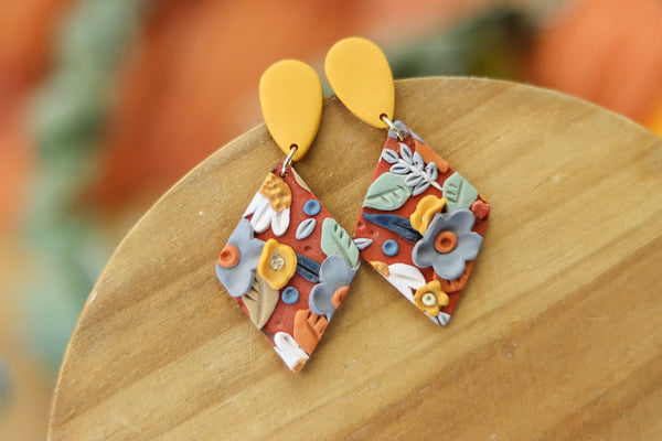 Rangin Eye-Shaped Terracotta Earrings – Simplyme.co.in